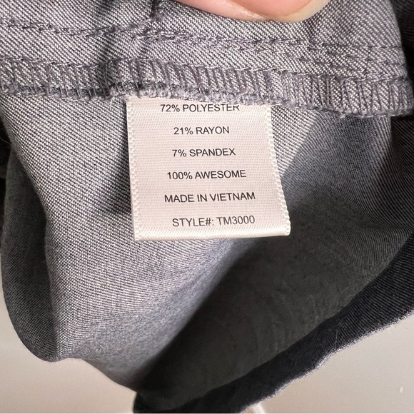 FIGS Men’s Gray 3 Pocket Scrub Top - Picture 6 of 6